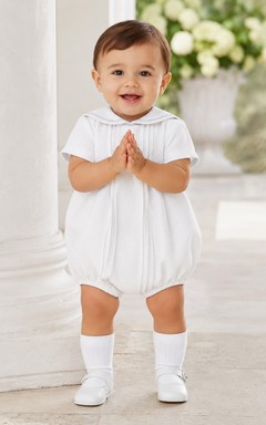 Pelele blanco de manga corta con cuello marinero y pliegues para bautizo de bebé niño