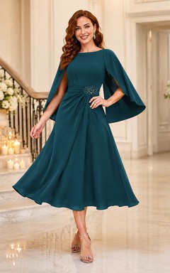 Vestido de invitada de té con cuello barco y mangas tipo capa con cuentas, estilo pavo real.