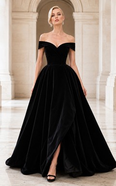 Schwarzes, schulterfreies, herzförmiges Samt-Ballkleid mit Schlitz und Falten für den Empfang