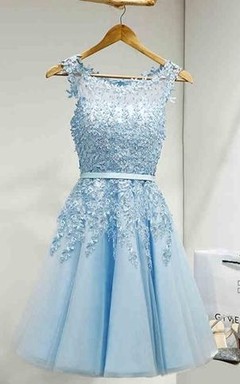 Wunderschönes, beliebtes ärmelloses, juwelenbesetztes A-Linien-Spitzenkleid in Knielänge