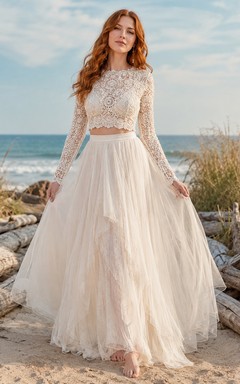 Vestido de novia de dos piezas con cuello joya, tul y encaje playero, manga larga y cola larga.