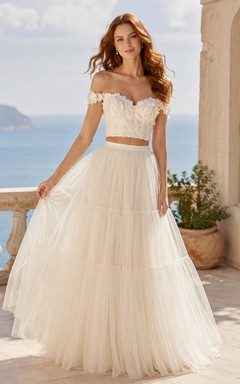 Vestido de novia de dos piezas con encaje y tul, estilo playero, sin hombros, manga corta y cola larga.