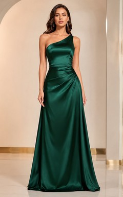 Robe de soirée fourreau en satin, asymétrique (une épaule), sans manches, drapée et froncée, longueur au sol