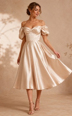 Vestido de cóctel plisado de satén color champán, con hombros descubiertos, manga corta, corte en A y largo hasta la rodilla.