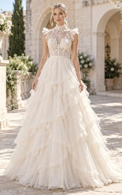 Hochgeschlossenes, ärmelloses Brautkleid aus gestufter Spitze mit Rüschen im Taschentuch-Stil