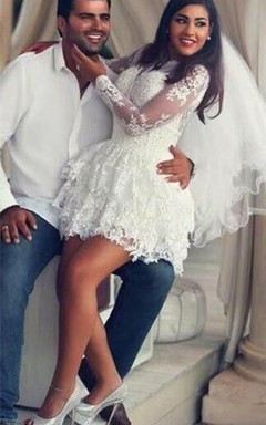 Kurzes weißes Homecoming-Kleid mit zarten Spitzenapplikationen und langen Ärmeln