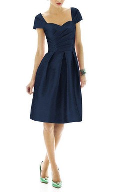 Robe de demoiselle d'honneur courte en satin plissé style Anne Queen vintage