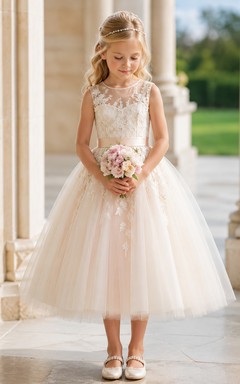 Sencillo vestido de niña de flores de tul con corte en A, cuello joya, falda a media pierna y falda plisada.