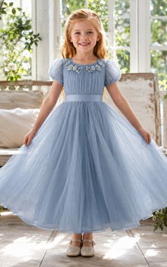 Robe de demoiselle d'honneur bleu acier, coupe trapèze, en tulle, col rond, manches bouffantes, imprimé floral, longueur thé