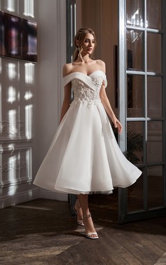 Precioso vestido de novia de corte A con hombros descubiertos, fruncido y largo hasta la rodilla con apliques