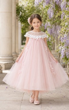 Vestido de niña de flores con capa corta de tul y encaje, corte en A, mangas cortas y falda hasta la rodilla.
