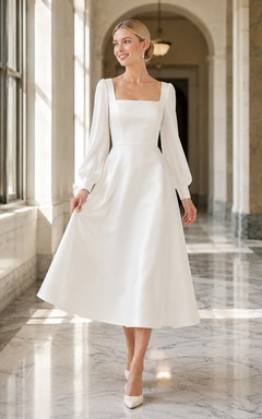 Robe de mariée moderne en satin, coupe trapèze, manches longues, col carré et manches bouffantes, longueur thé, idéale pour une cérémonie civile.