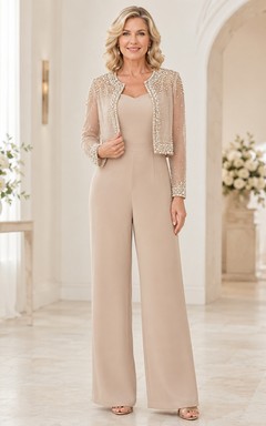 Conjunto de pantalón y chaqueta color champán con bolero de encaje, escote joya y pernera ancha.