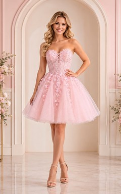 Vestido corto de cóctel para quinceañera, sin tirantes, de tul floral, color rosa rubor, con escote corazón y diseño de corazón.