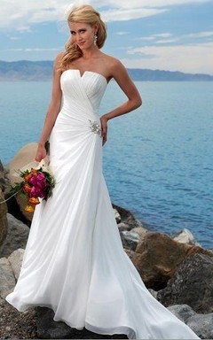 Etui-Brautkleid aus trägerlosem Chiffon