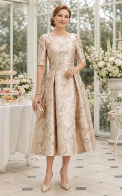 Champagnerfarbenes, wadenlanges Mutterkleid mit floralem Jacquardmuster und halben Ärmeln