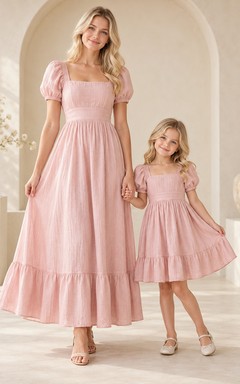 Robe assortie pour toute la famille, encolure carrée, manches bouffantes rose poudré et ourlet à volants