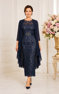 Robe MOB bleu marine foncé en mousseline de soie et dentelle, fourreau, manches 3/4, col bateau, longueur genou, détails cape