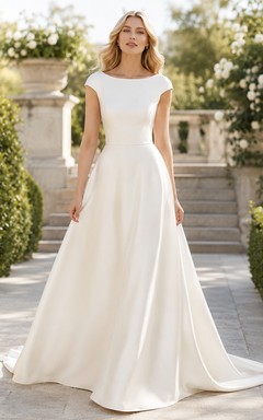 Robe de mariée classique en satin, coupe trapèze, manches bateau et traîne chapelle