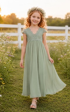 Blumenmädchenkleid aus salbeifarbenem Chiffon, A-Linie, mit flatternden Ärmeln, V-Ausschnitt, bodenlang, plissiert