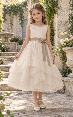 Teelanges, elfenbeinfarbenes, ärmelloses Chiffonkleid in A-Linie mit fließendem V-Ausschnitt am Rücken und taupefarbener Schärpe für Blumenmädchen