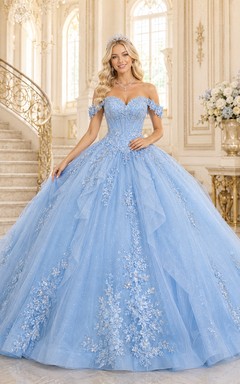 Vestido de quinceañera azul cielo con escote corazón, hombros descubiertos, encaje, apliques de cuentas, corsé en la espalda y cola catedral.