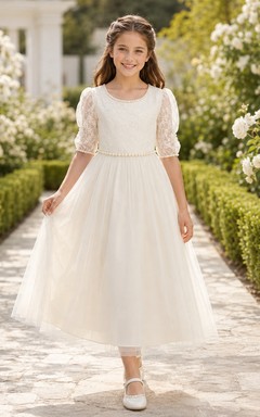Vestido de comunión de niña de las flores, largo hasta la rodilla, con mangas abullonadas y espalda en V de encaje.