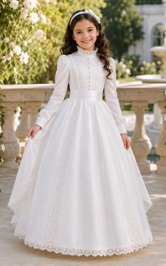 Viktorianisches Kommunionkleid mit hohem Kragen, langen Ärmeln und Spitzeneinsatz