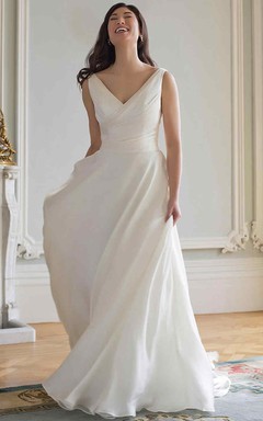 Etuikleid aus Chiffon, langärmelig, V-Ausschnitt und gerafft
