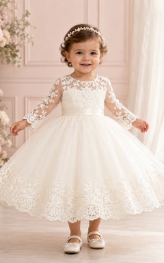 Taufkleid mit bestickten Spitzenärmeln, A-Linien-Schnitt und Muschelsaum – schlicht, romantisch, elegant, bezaubernd, aus Tüll