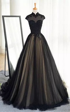 Robe de mariée trapèze en dentelle et tulle, col montant, manches courtes, traîne courte, ornée d'appliques et de plis