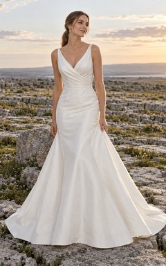 Vestido de novia sencillo de tafetán con escote en V, sin mangas, corte en A, fruncido y cola larga.