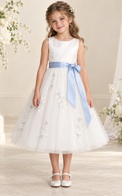 Vestido de niña de flores blanco, modesto, de corte A, con estampado floral y sin mangas, con fajín azul.