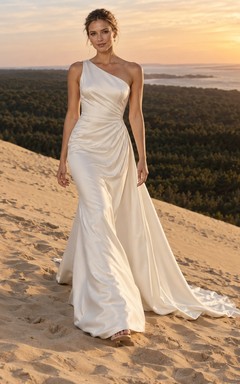 Sencillo vestido de novia de satén de un solo hombro, corte sirena, drapeado lateral y cola larga hasta el suelo.
