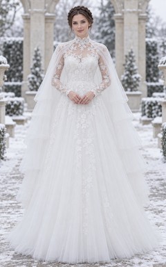 Vestido de novia de corte A con cuello alto, manga larga, encaje floral y capas escalonadas, ideal para invierno.