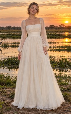 Vestido de novia de voile de algodón de manga larga con escote cuadrado, corpiño fruncido y falda en línea A.