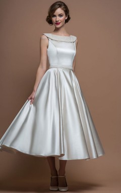 Robe de mariée en satin, coupe trapèze, décolleté rond, longueur thé, ornée de perles et dos en V