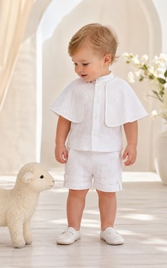Sommerliches weißes Kurzarm-Leinen-Taufset mit Cape-Kragen und Shorts, geeignet für Babys.