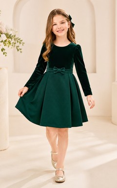 Dunkelgrünes, langärmeliges, knielanges A-Linien-Kleid aus Samt mit Schleife – ein schlichtes Blumenmädchenkleid