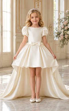 Blumenmädchenkleid aus elfenbeinfarbenem Satin, A-Linie, kurze Ärmel, Rundhalsausschnitt, asymmetrischer Saum, Schleifendetail