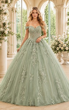 Vestido de gala de tul con encaje floral y hombros descubiertos, estilo princesa celadón, con cola de capilla, ideal para quinceañeras y graduaciones. Un look romántico y lujoso.