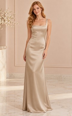 Vestido de noche sencillo de corte recto, de satén color champán, con escote cuadrado y tirantes anchos.