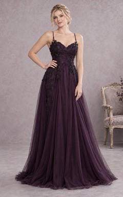 Vestido de dama de honor romántico sin mangas, largo, estilo gótico morado oscuro, con tirantes finos, escote corazón, encaje y tul.