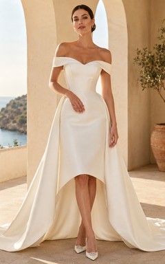 Modernes schulterfreies Brautkleid aus Satin mit asymmetrischem Saum, Kathedralenschleppe und hohem/tiefem Rock