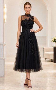 Vestido de invitada negro de cuello alto, encaje ilusión y tul, largo hasta la rodilla