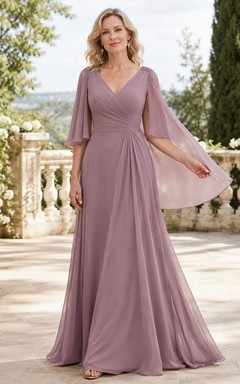 Vintage-Kleid aus mauvefarbenem Chiffon in A-Linie, bodenlang, romantisch, mit V-Ausschnitt, geschlitzten Cape-Ärmeln und geraffter Taille – perfekt für die Mutter der Braut.