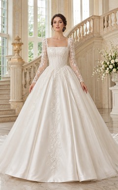 Vestido de novia clásico de corte princesa con escote cuadrado y mangas largas.