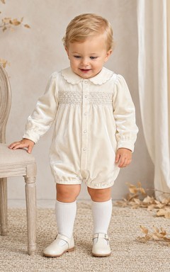 Romantischer elfenbeinfarbener, langärmeliger, geraffter Samt-Baby-Tauf-Strampler