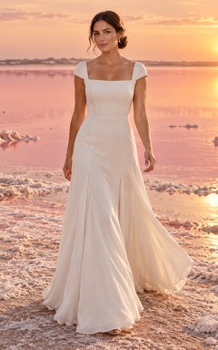 Vestido de novia sencillo con escote cuadrado, mangas cortas, corpiño liso, corte recto, cintura natural y cola.