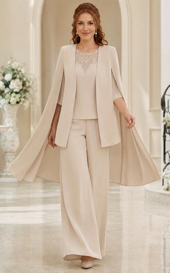 Veste cape sans manches à col bijou couleur champagne, pantalon deux pièces à jambes larges, tailleur-pantalon long.